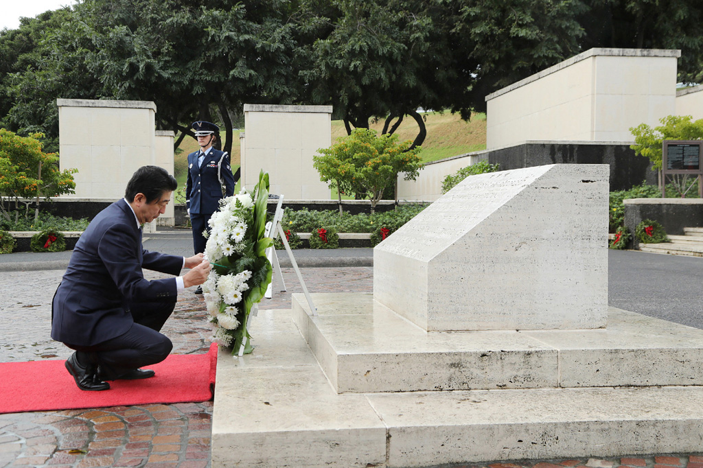 Shinzo Abe besucht einen Soldatenfriedhof in Honolulu
