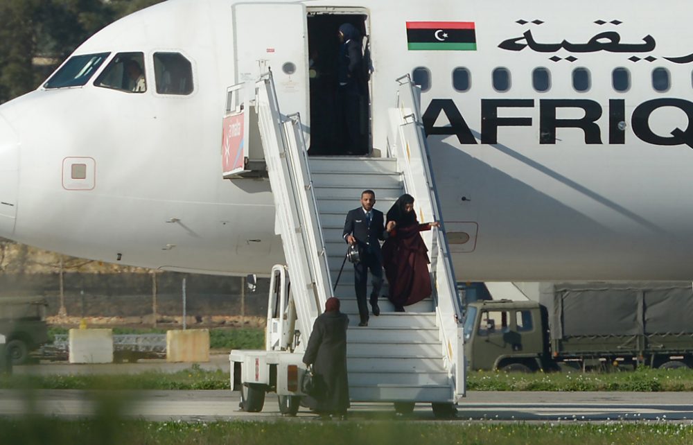 Geiseln beim Verlassen des Flugzeugs am Flughafen von Malta