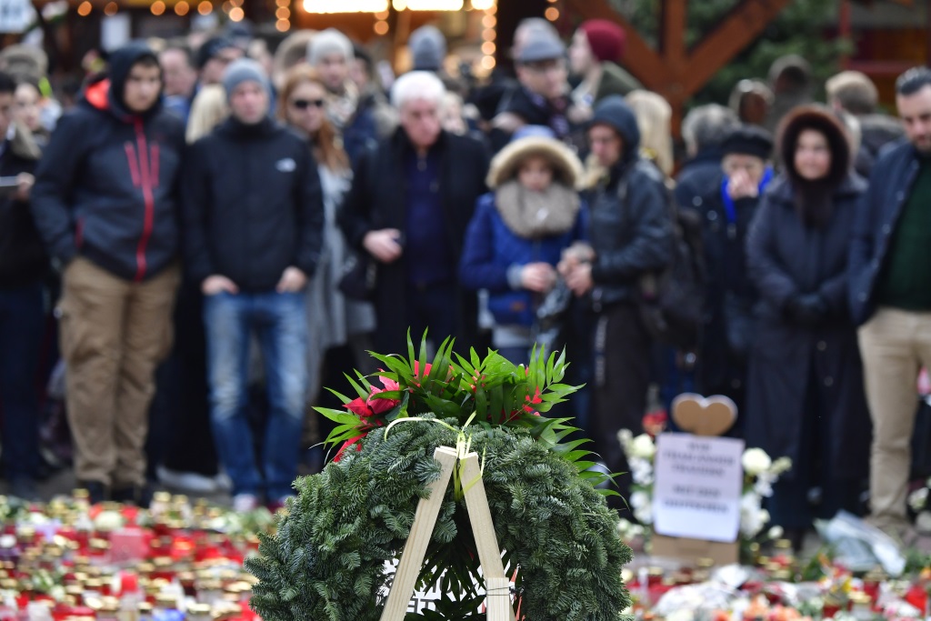 Menschen gedenken der Opfer des Anschlags auf den Berliner Weihnachtsmarkt an der Kaiser-Wilhelm-Gedächtniskirche (Bild vom 24.12.)