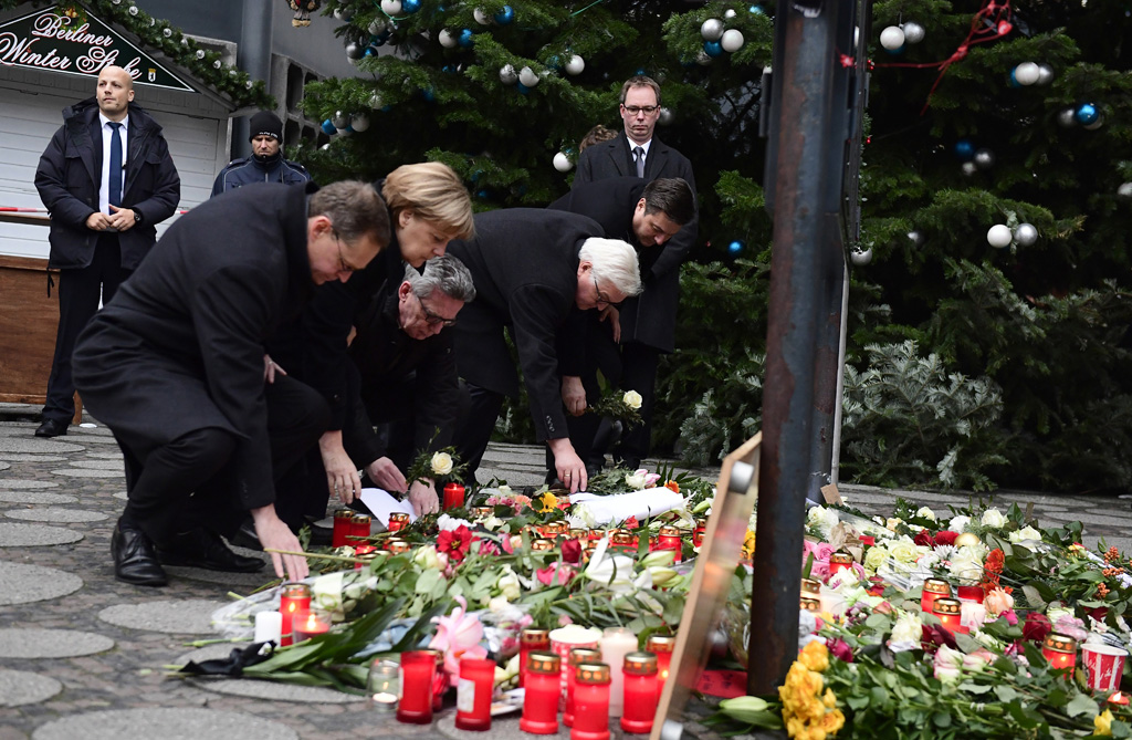 Kanzlerin Merkel legt gemeinsam mit Innenminister Thomas de Maizière, Außenminister Frank-Walter Steinmeier und Berlins regierendem Bürgermeister Michael Müller Blumen nieder