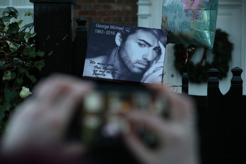 Blumen für George Michael vor seiner Wohnung in London