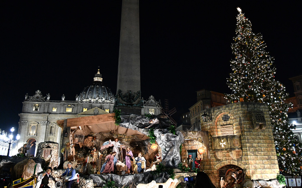 Krippe und Weihnachtsbaum auf dem Petersplatz