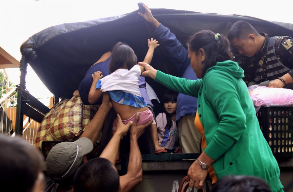 Philippiner bringen sich vor Taifun Nock-Ten in Sicherheit (Bild: Barangay Matnog, Daraga, Provinz Albay)