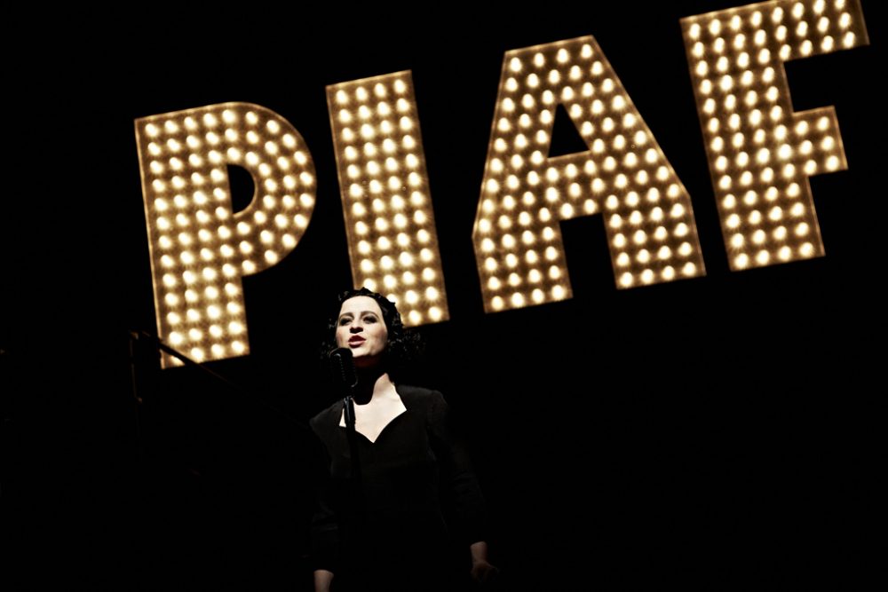 Anne Bontemps als Edith Piaf (Foto: Christoph Meinschäfer)