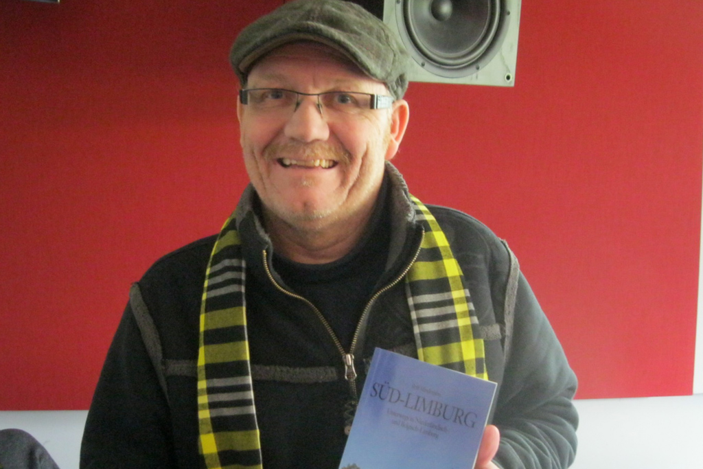 Rolf Minderjahn mit seinem neuen Buch "Süd-Limburg - Unterwegs in Niederländisch- und Belgisch-Limburg"