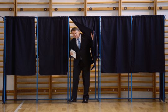 Rumäniens Präsident Klaus Iohannis in einem Wahlbüro in Bukarest