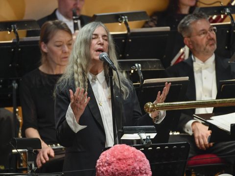 Patti Smith singt "A Hard Rain's A-Gonna Fall" von Bob Dylan