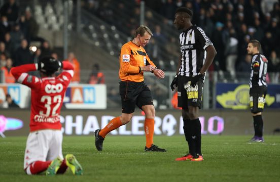 Schiedsrichter Serge Gumienny bricht die Partie Charleroi : Lüttich ab