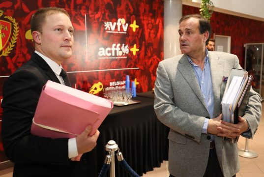 Standards Anwalt Gregory Ernes und Anwalt Jean-Philippe Mayence nach einer Anhörung bei der zuständigen Kommission des Fußballverbandes am 13.12.