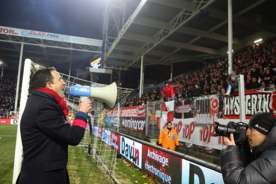 Standard Trainer Aleksandar Jankovic spricht zu Fans