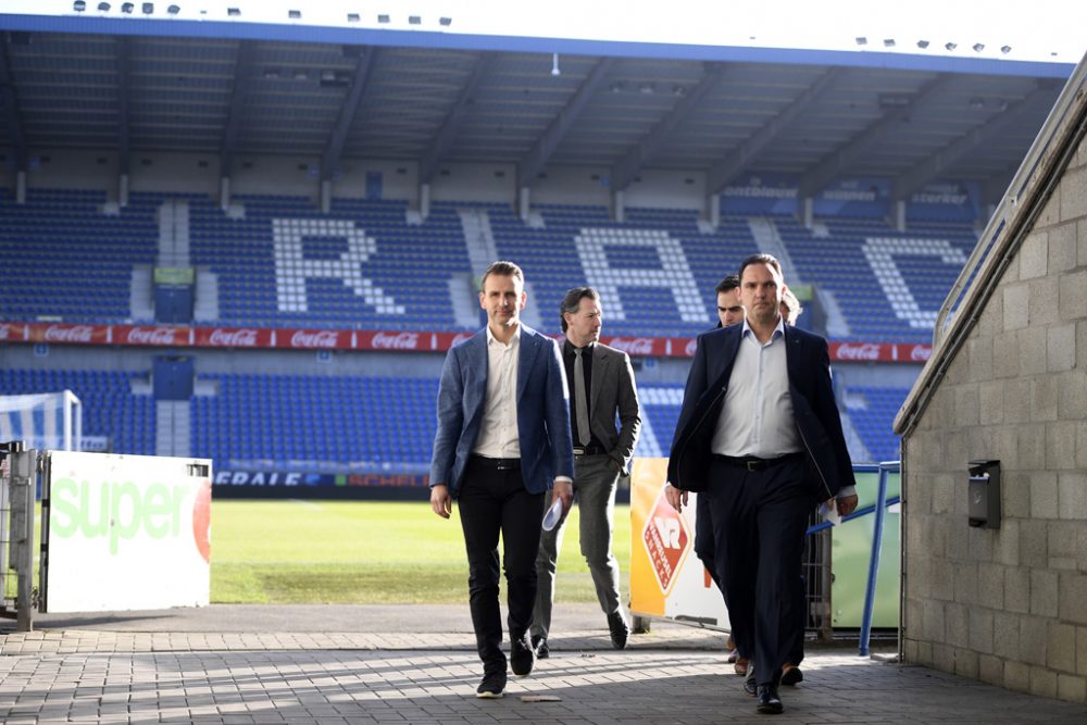 Albert Stuivenberg (l.) ist am Dienstag als neuer Trainer bei Racing Genk vorgestellt worden