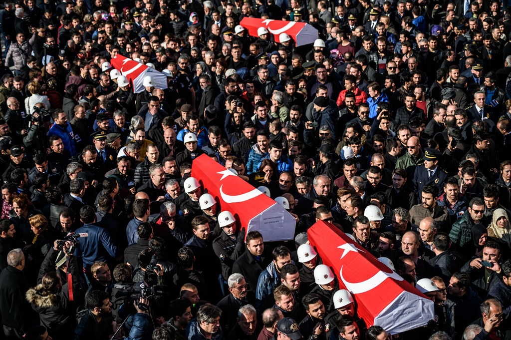 Türkische Polizeibeamte tragen die Särge der Opfer bei einer Trauerzeremonie im Hauptquartier der Polizei von Istanbul