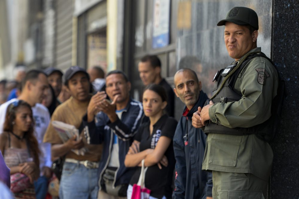 Lange Schlangen von der Banken in Venezuela