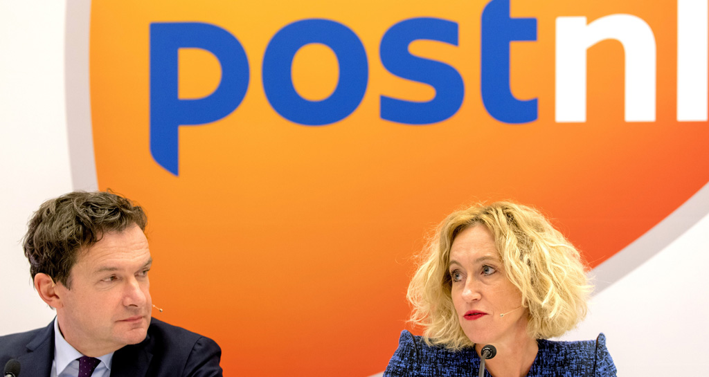 Pressekonferenz mit CFO Jan Bos und CEO Herna Verhagen von PostNL am 7.12.2016 in Schiphol