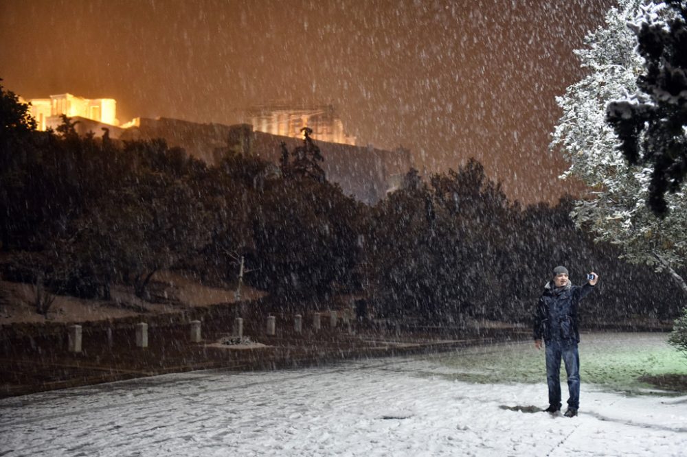 Vor verschneiter Kulisse: die Akropolis