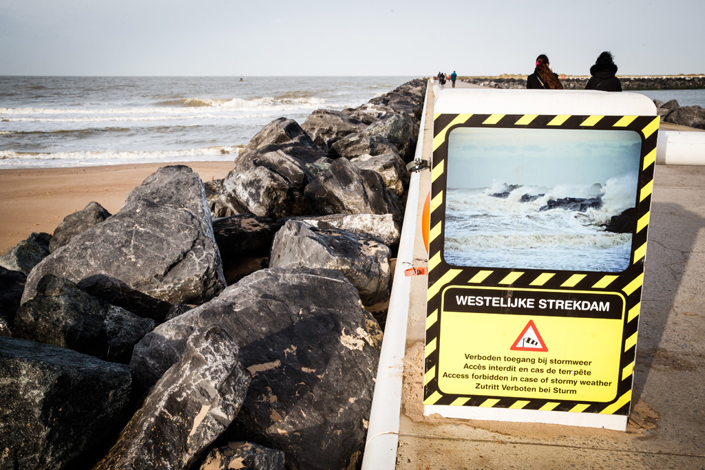 Warnschild an der Küste in Ostende