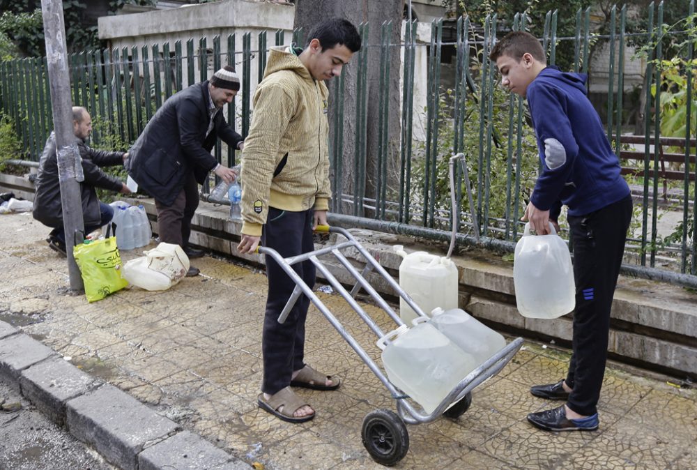 Syrer füllen ihre Kanister an öffentlichen Wasser-Quellen in Damaskus auf