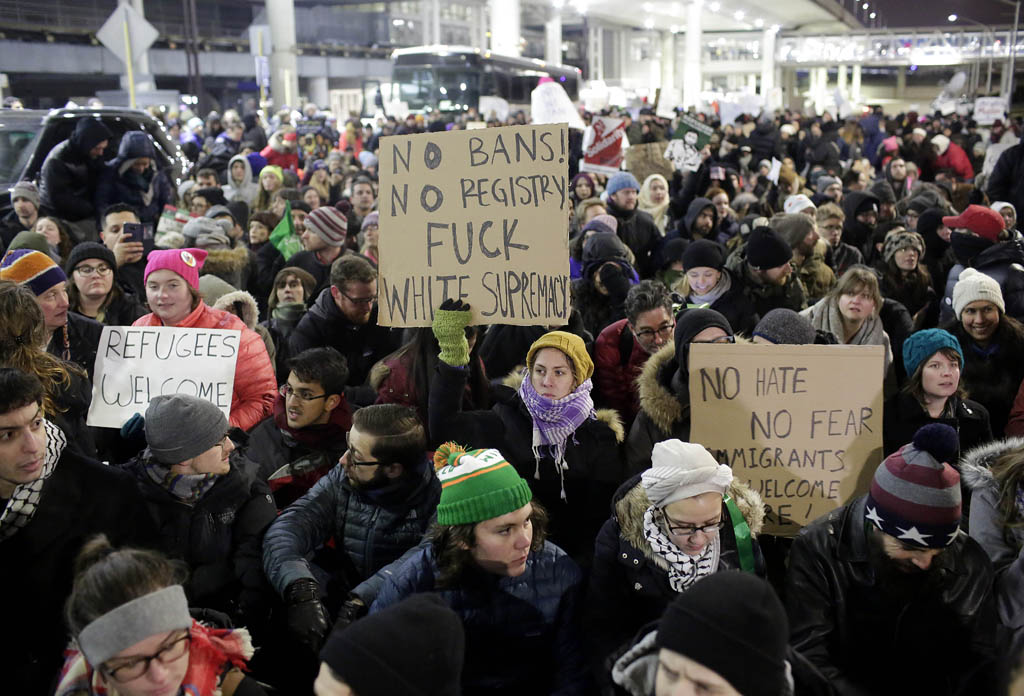 Demonstration gegen Trumps Einreisestopp am Flughafen Chicago O'Hare