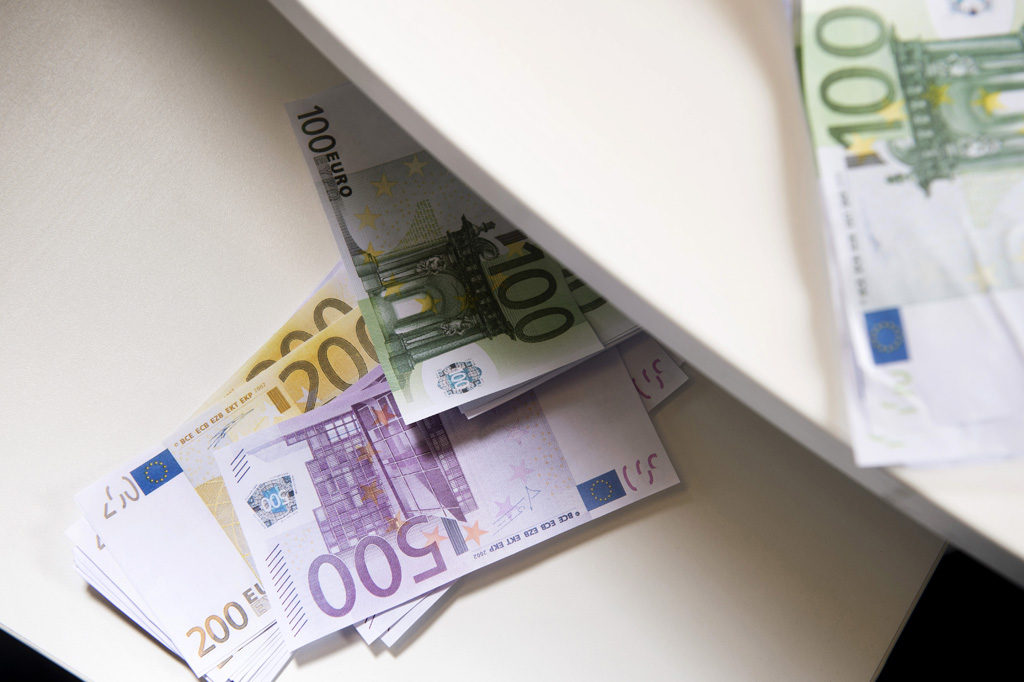 Euro-Geldscheine in einer Schublade