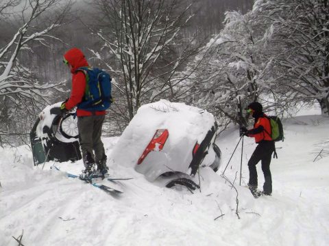 Rettungskräfte suchen auf dem Gelände des Hotels Rigopiano in Farindola weiter nach Vermissten