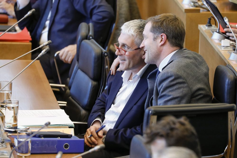 Paul Furlan und Paul Magnette am Mittwoch im Wallonischen Parlament in Namur