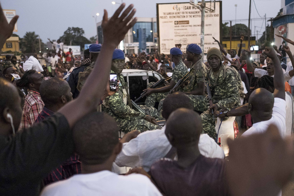 Menschen in Gambia feiern den Amtseintritt von Barrow