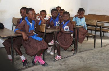 Rita Derksen und Ted Schmidt unterstützen Schule in Gambia