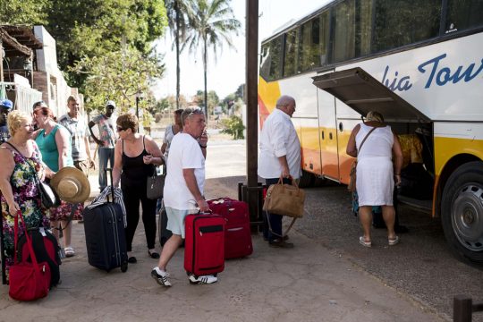 Touristen in Gambia auf dem Weg zum Flughafen