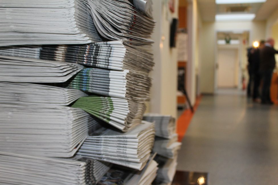 Zeitungsstapel in der GrenzEcho-Geschäftsstelle