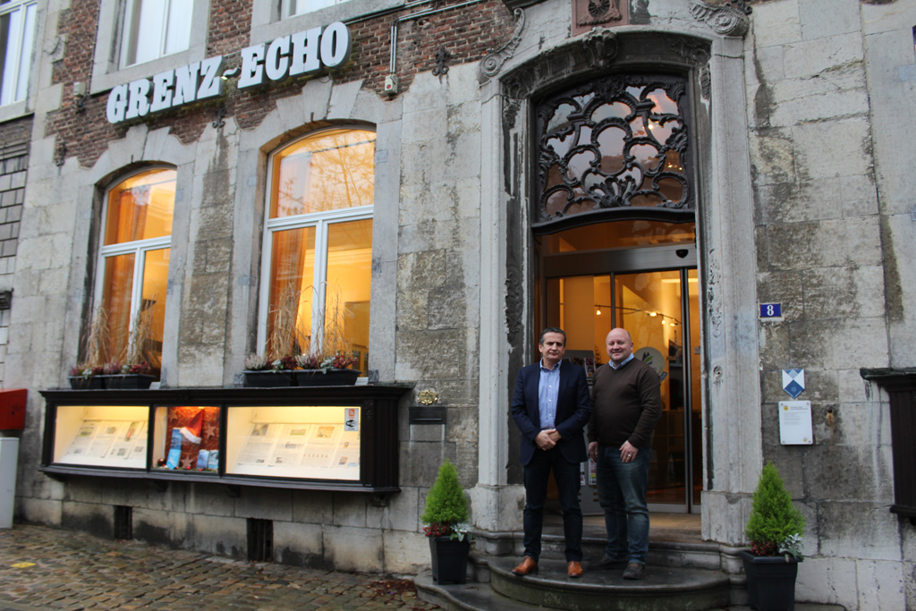 Olivier Verdin (GrenzEcho) und André Goebels (Radio Contact) vor dem GrenzEcho-Gebäude in Eupen