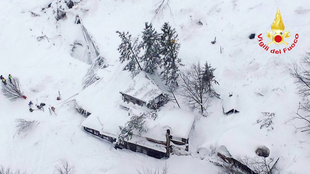 Lawine verschüttet Hotel in Italiens Bebenregion - viele Tote befürchtet