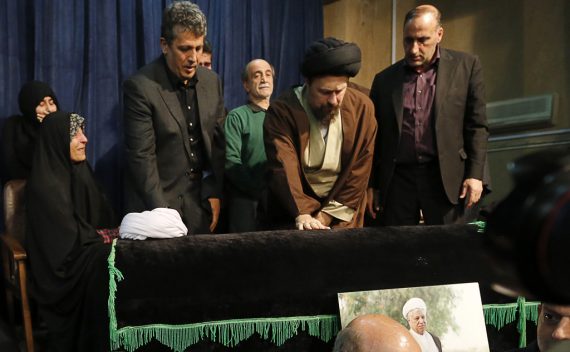 Ajatollah Chamenei (Mitte) an Rafsandschanis Sarg