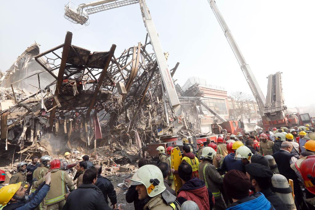 Irans ältestes Hochhaus nach Brand eingestürzt