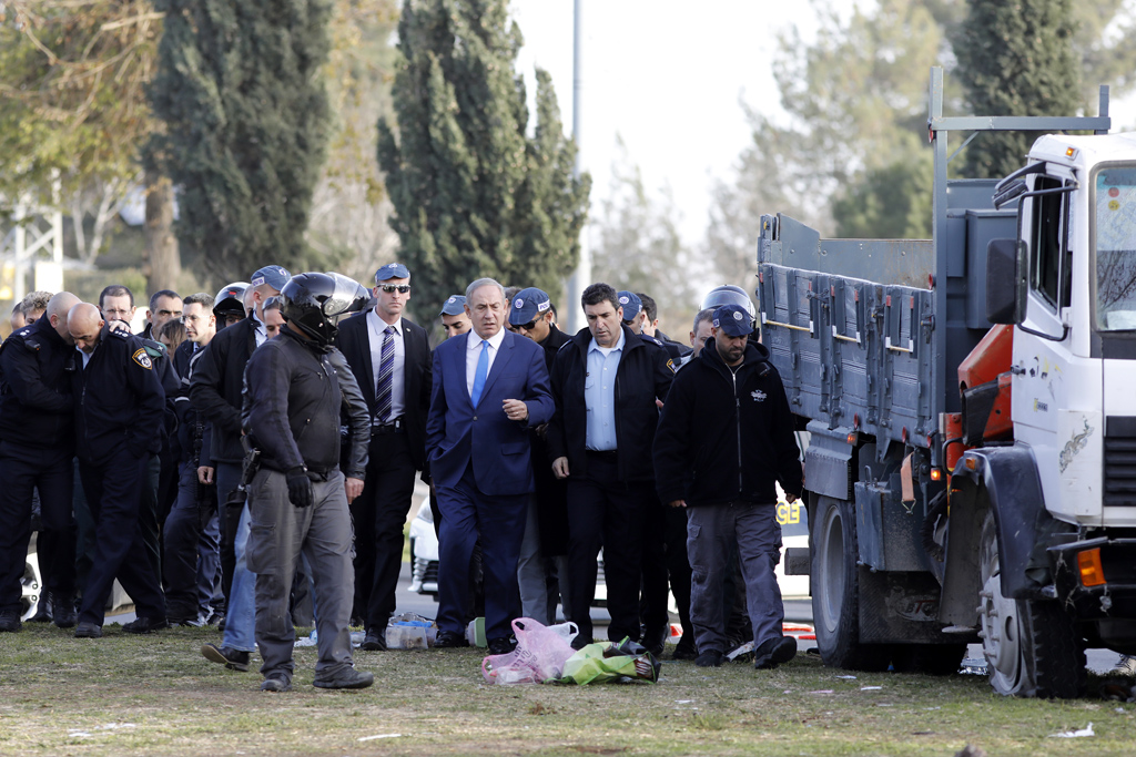 Premier Benjamin Netanjahu besucht den Anschlagsort