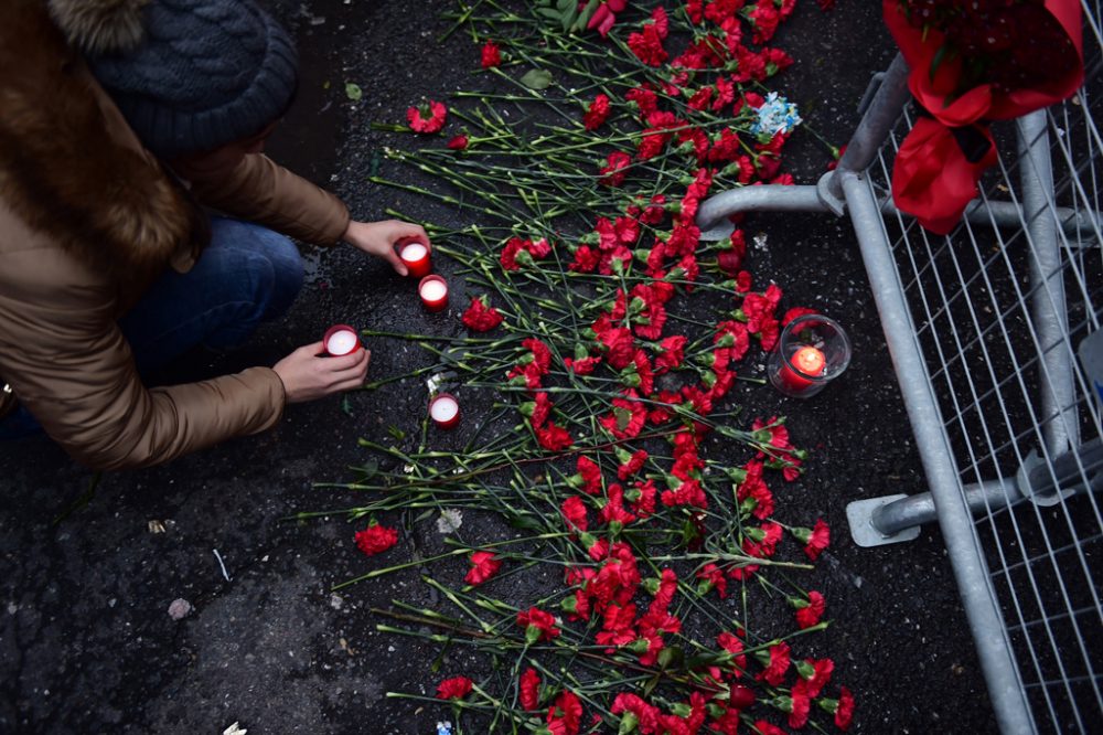 Blumen und Kerzen am Tatort