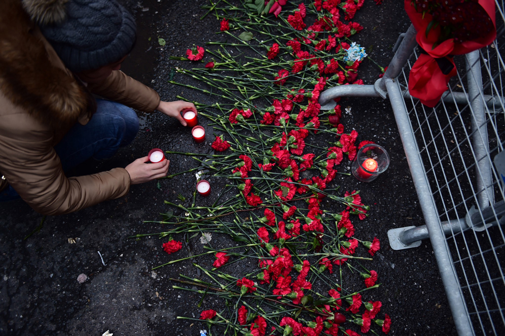 Blumen und Kerzen am Tatort