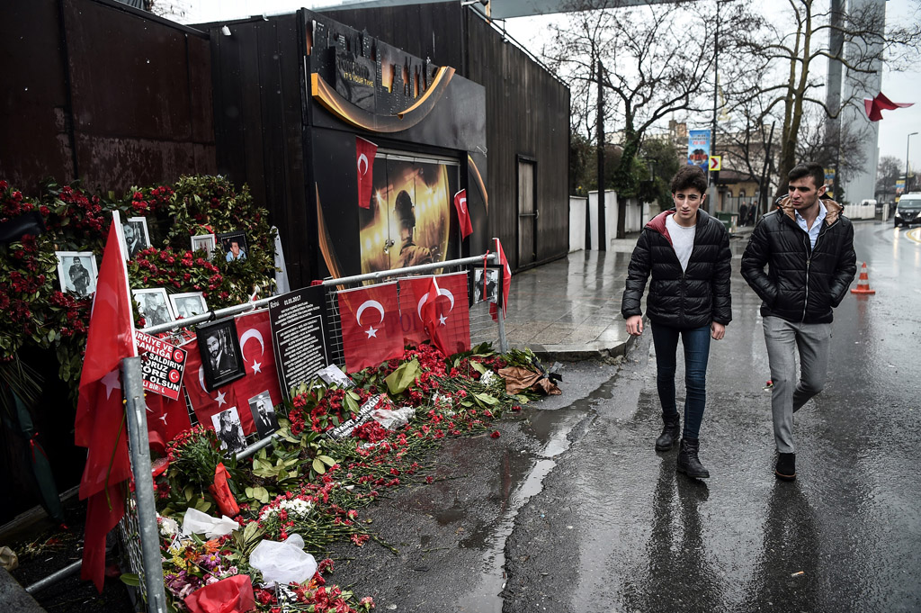 Blumen und Kerzen vor dem Nachtclub Reina in Instanbul erinnern an den Anschlag in der Silvesternacht