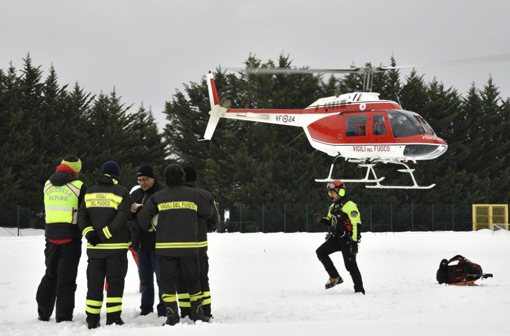 Italienische Rettungskräfte am Hotel Rigopiano in Farindola