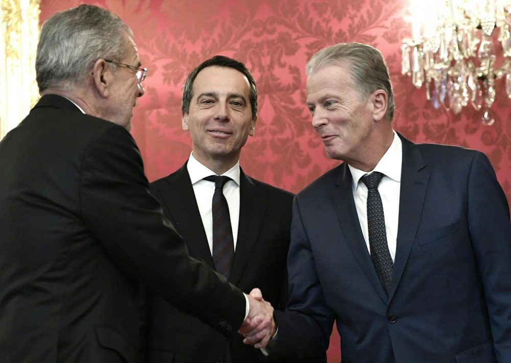 Bundespräsident Alexander Van der Bellen mit Kanzler Christian Kern und Vizekanzler Reinhold Mitterlehner nach der Vereidigung am Donnerstag