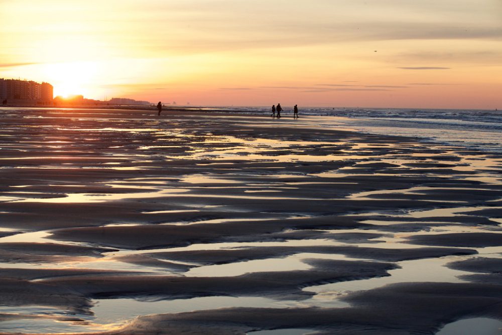 Sonnenuntergang an der belgischen Küste in Ostende