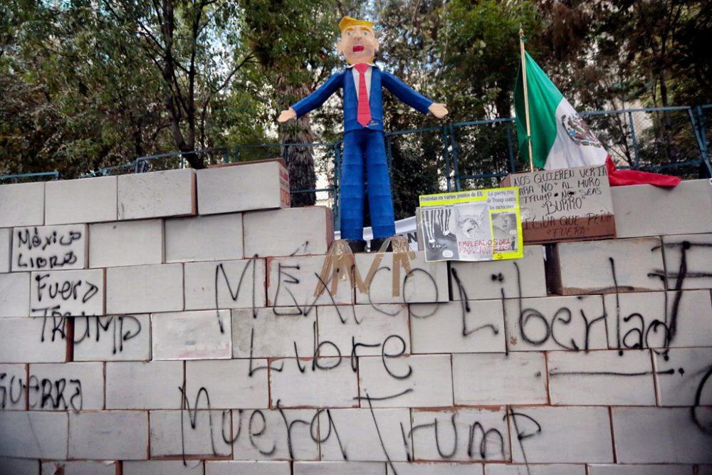 Proteste gegen die angekündigte Mauer zwischen Mexiko und den USA während der Amtseinführung von Donald Trump in Mexiko City