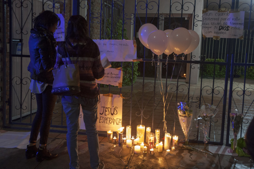 Blumen und Kerzen vor der mexikanischen Schule, in der ein 15-Jähriger Amok lief