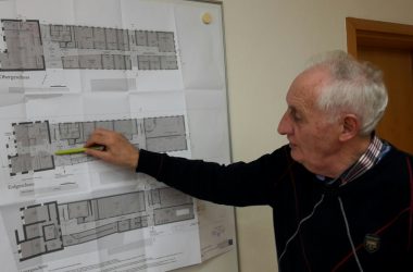 Büllingens stellvertretender Bürgermeister Willi Heinzius vor den Bauplänen für das neue Gemeindehaus in Büllingen