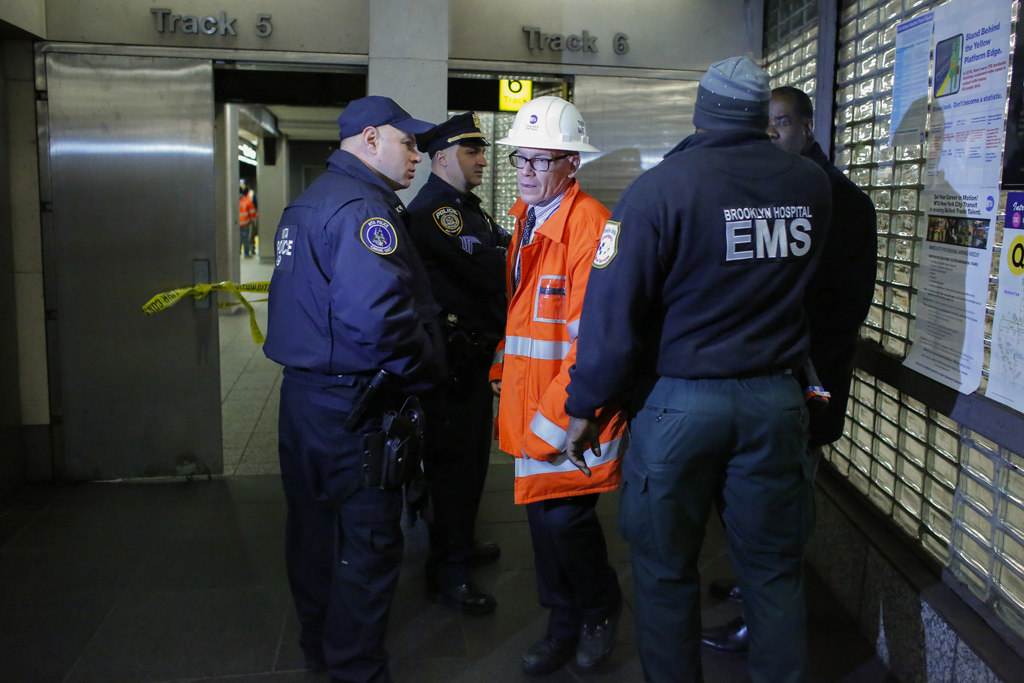 Zug entgleist in New Yorker Bahnhof - Viele Leichtverletzte