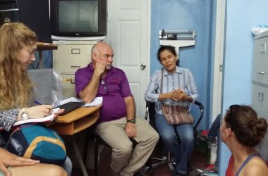 In Matagalpa unterhält sich Dr. Bongaerts mit einer Aids- und Tuberkulose-Patientin