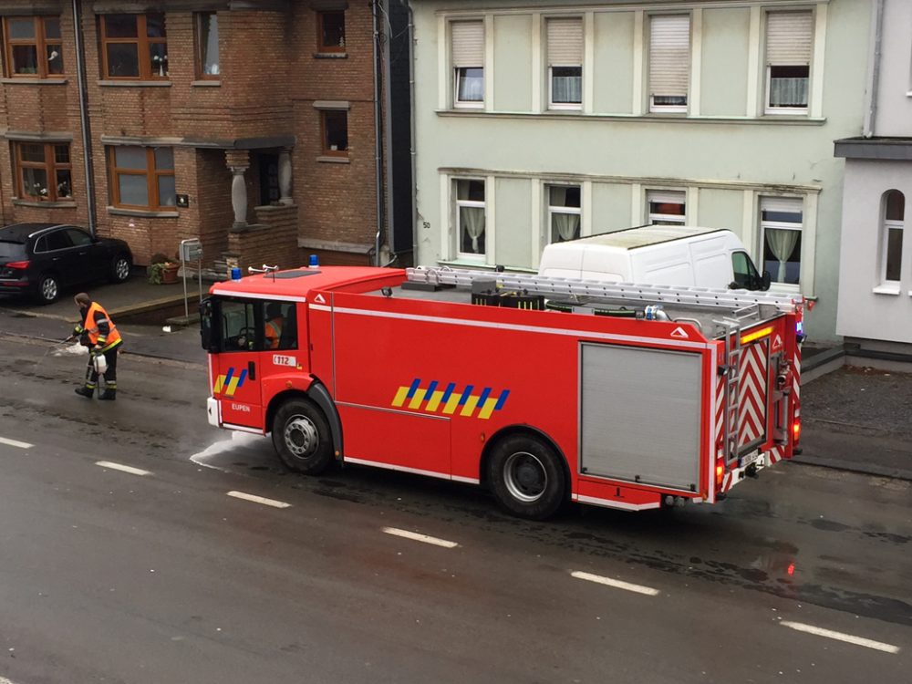 Ölspur auf der Vervierser Straße in Eupen