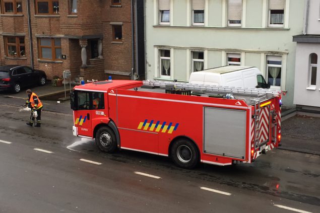 Ölspur auf der Vervierser Straße in Eupen