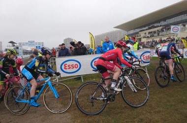 Eva-Maria Palm (in rot) bei der Radcross-Landesmeisterschaft in Ostende
