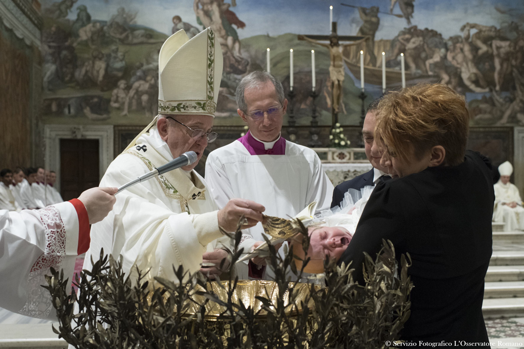 Papst tauft Neugeborene in der Sixtinischen Kapelle