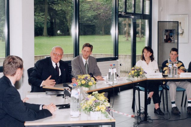 Bundespräsident Roman Herzog 1998 bei der Diskussion mit Jugendlichen im BRF-Funkhaus in Eupen
